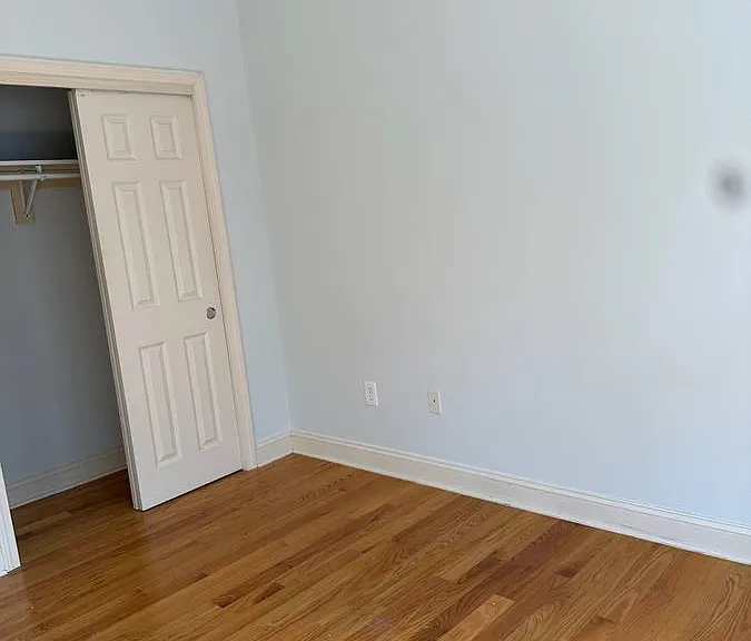 2518 Whitney Ave — Photo 2