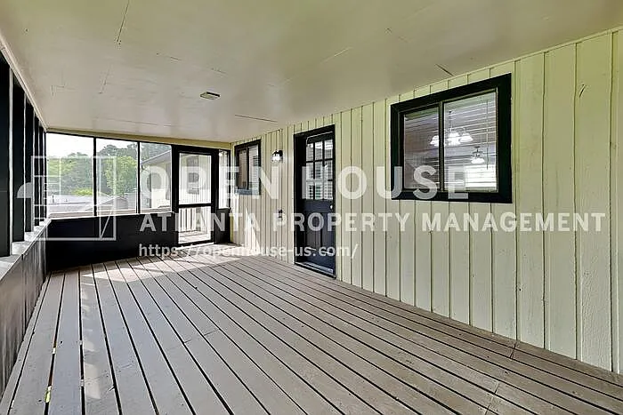 151 Castleair Dr NE — Photo 18