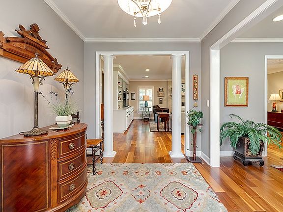Open Entry Foyer W/Columns