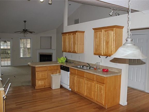 4th image of 100 Glen Arbor Dr
