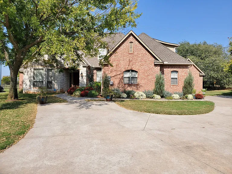 3341 Heritage Green Cir — Photo 2