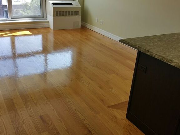 4th image of 2843 Steinway St #4