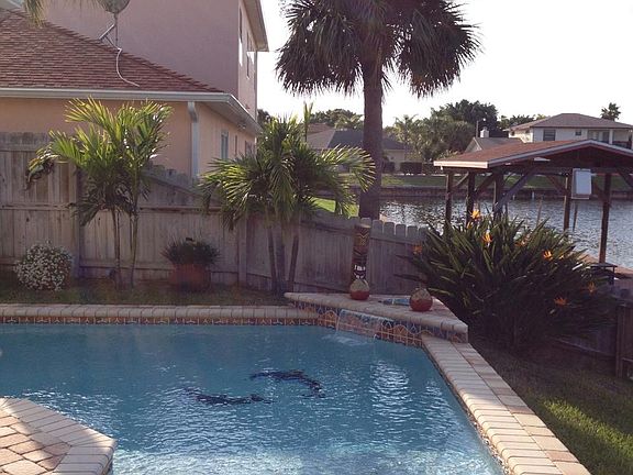 Pool with 18 inch sun deck