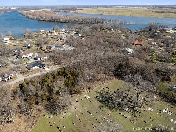 3rd image of Lakeside Dr N