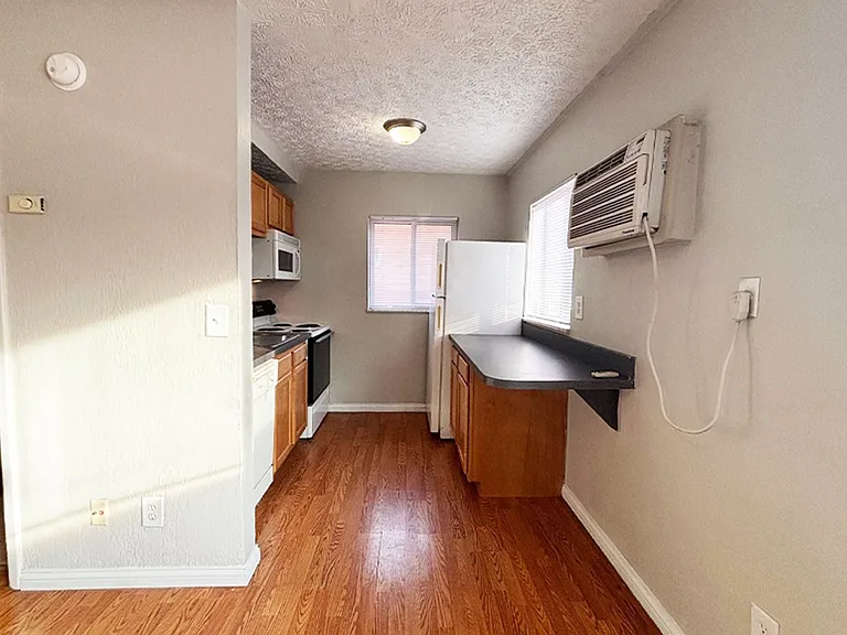 555 Lowell Ave — Photo 2