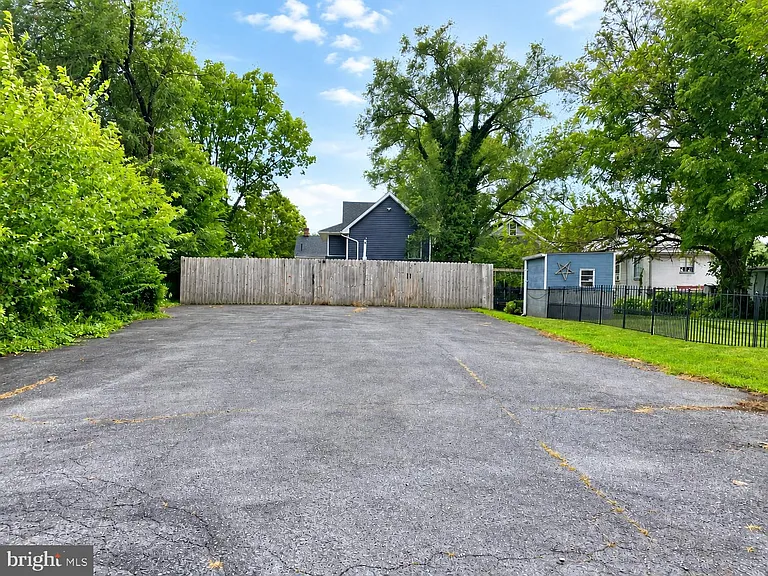 522 W King St — Photo 3