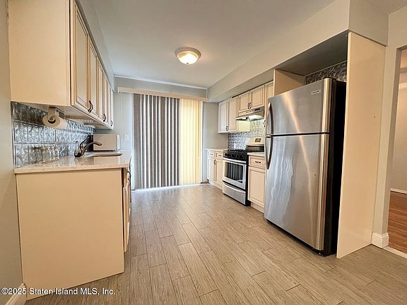 4th image of 584 Naughton Ave