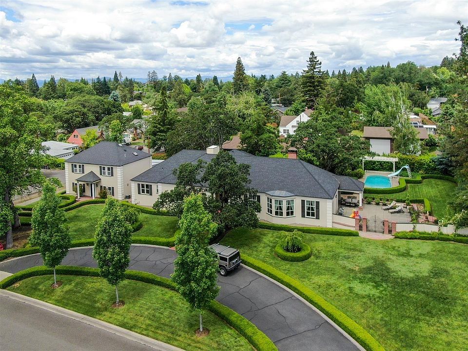 1st image of 2209 Oakwood Dr