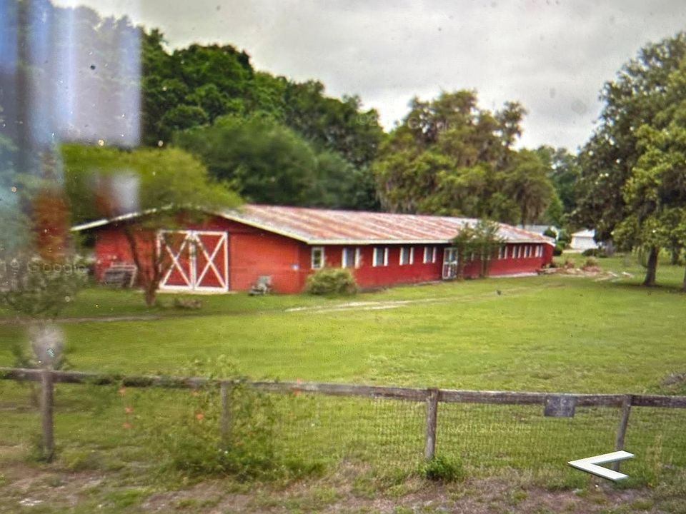 Studio is in the rear of this old Paso Fino barn. 10 acres to hack out on. Request more photos.