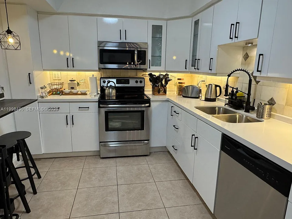3600 Mystic Pointe Dr #910
