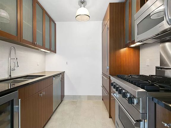 4th image of 250 E 53rd St APT 1803