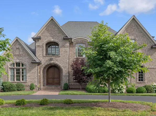 5001 Buggy Ln, Lexington, KY 40516