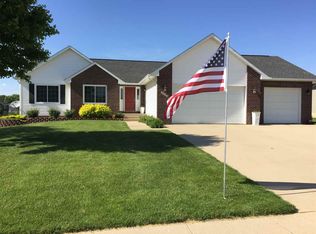 1524 Mackin Dr, De Witt, IA 52742