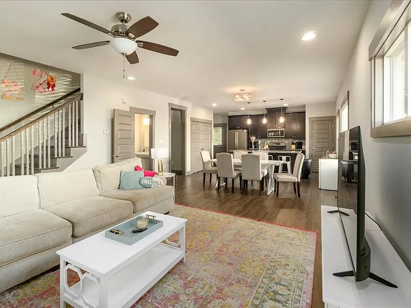 5 bed, 4.5 bath, 2200 sqft, $7,212 — Photo 2