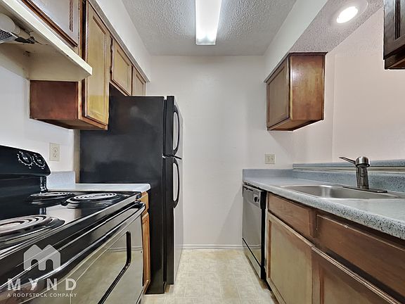 5th image of 9520 Royal Ln APT 223