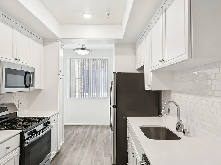 2245 Beverly Glen — Photo 114