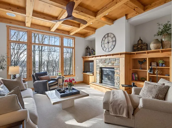 23400 Woodland Ridge Dr, Lakeville, MN 55044