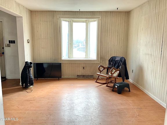 3rd image of 3022 Spruce Ave