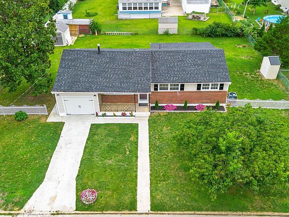 4th image of 205 2nd Ave