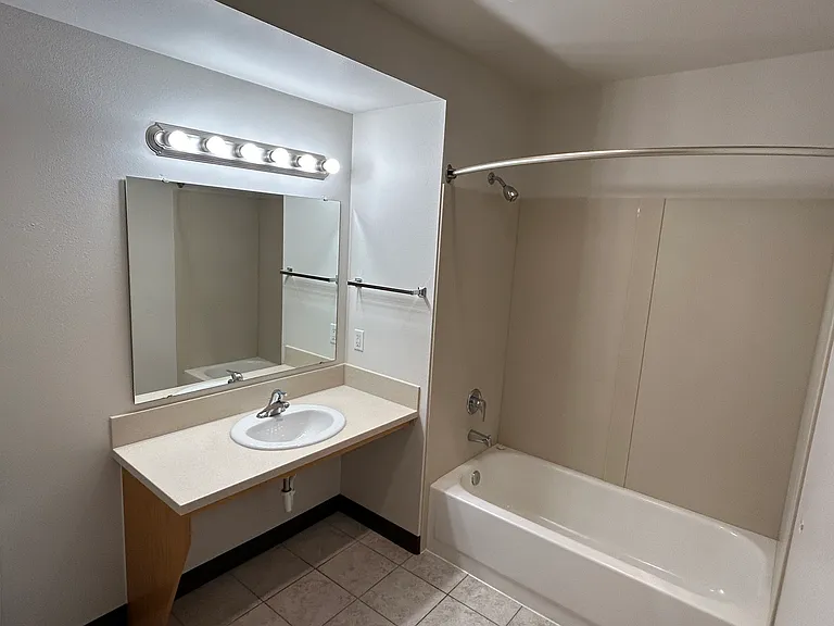 Main Place II — Photo 13