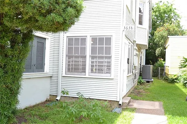 2 bed, 1.0 bath, 905 sqft, $1,400 — Photo 2