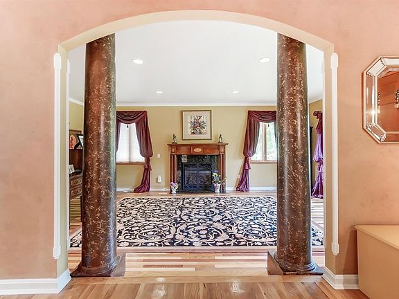 5th image of 676 Winding Woods Dr