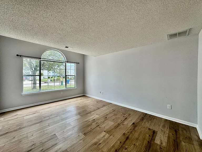 2424 Seven Kings Rd — Photo 7