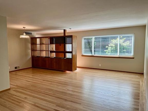 4th image of 307 Waverley St APT 1