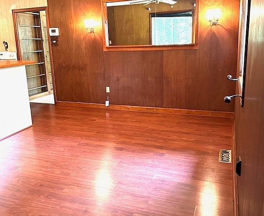 3rd image of 5216 Hemlock Rd