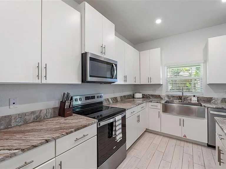 2587 Temple St — Photo 6