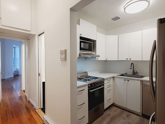 3rd image of 4 W 83rd St APT 3