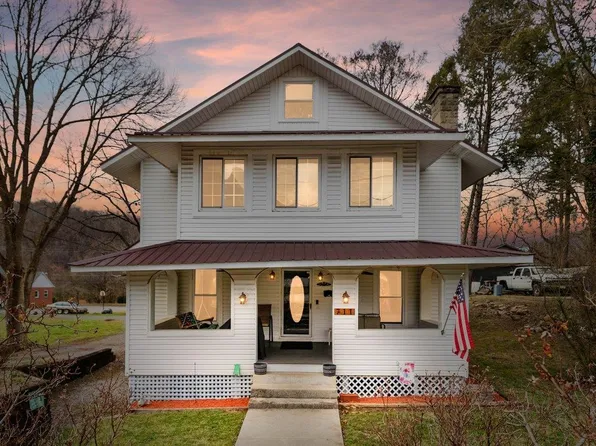 711 Wolf St, Narrows, VA 24124