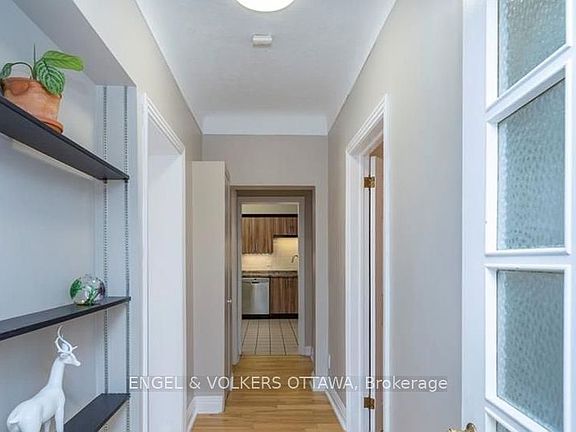 5th image of 219 Cobourg St