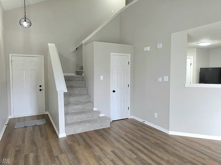 1225 Freemont Ln — Photo 2