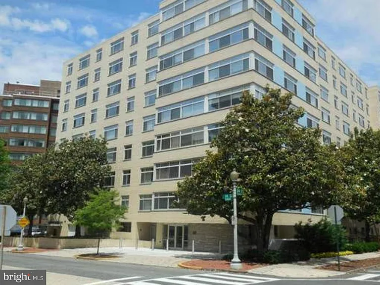 2401 Washington Cir NW #H-803 — Photo 1