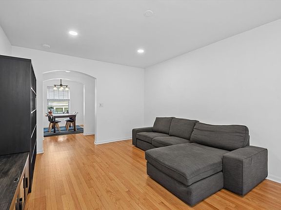 3rd image of 4917 N Wolcott Ave APT 1A