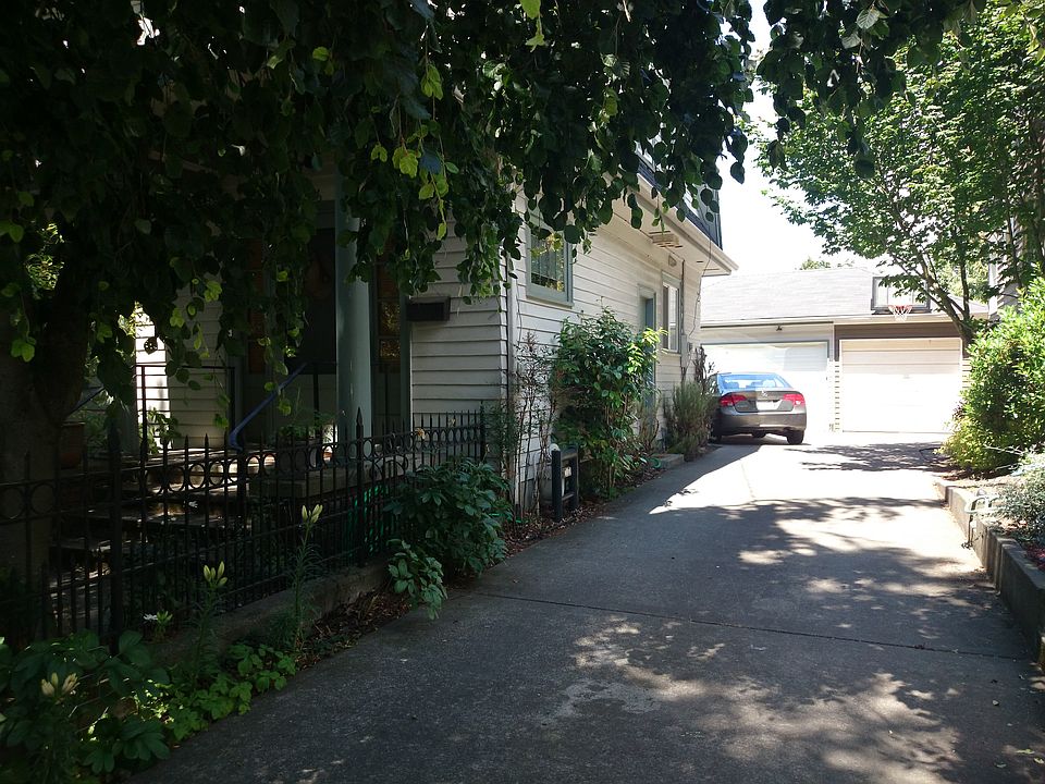 2nd image of 906 E Boston St