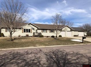 211 6th St SE, Madelia, MN 56062