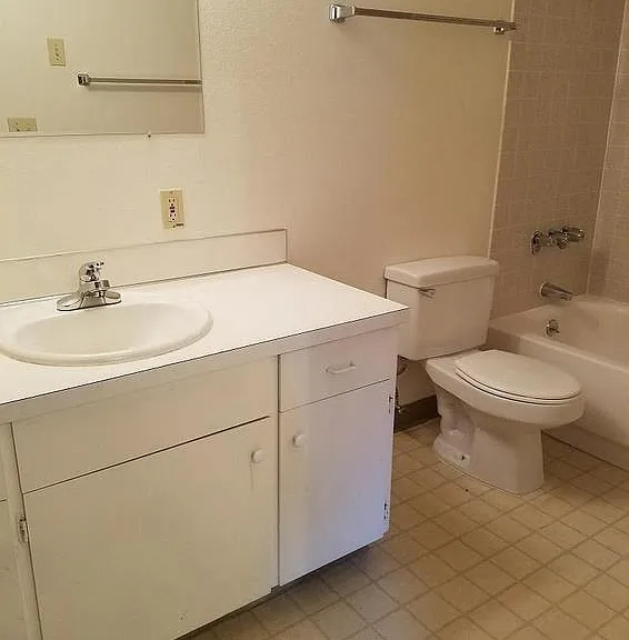Rochelle Apartments — Photo 9
