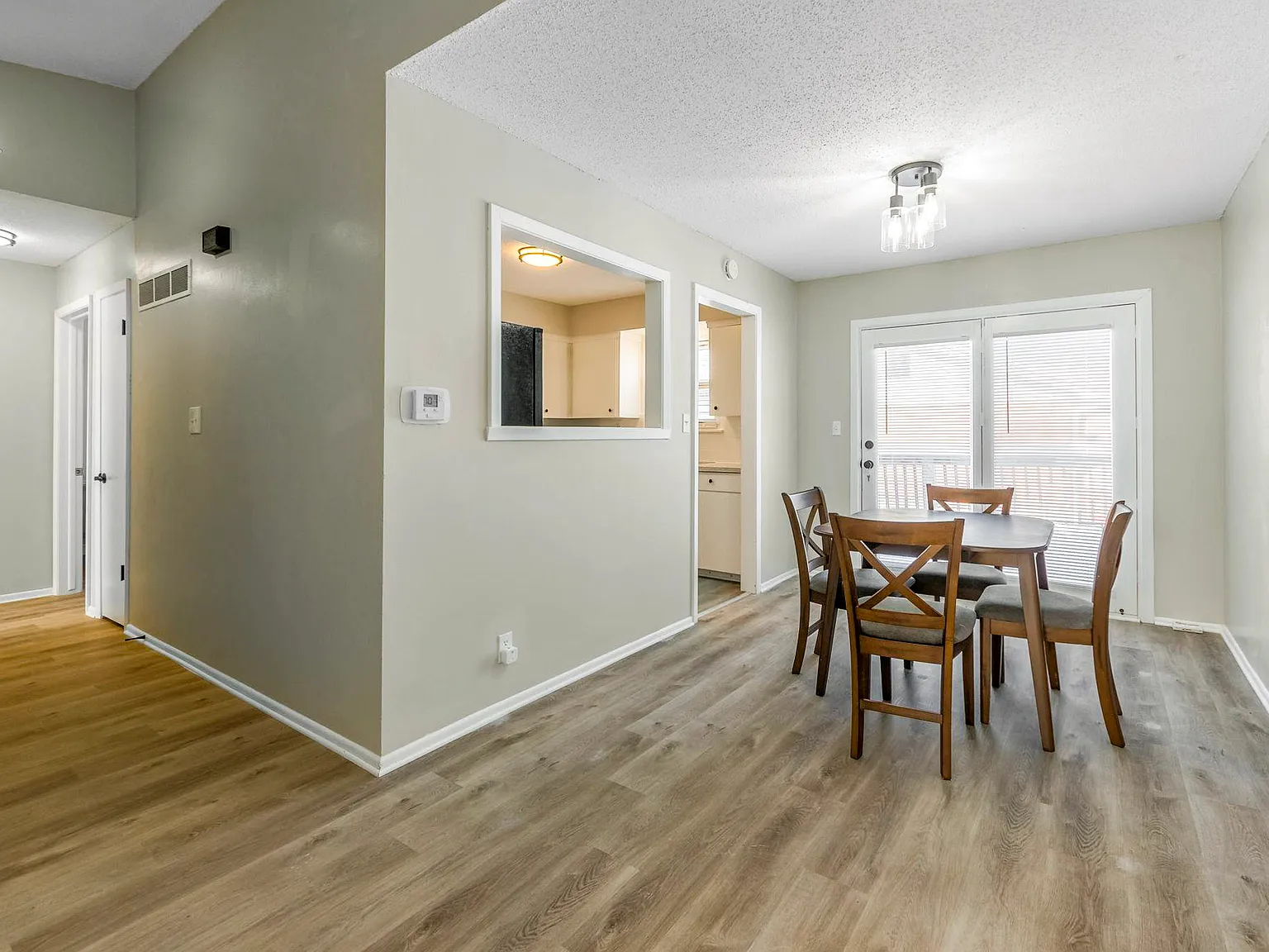4 bed, 2.0 bath, 1896 sqft, $724 — Photo 4
