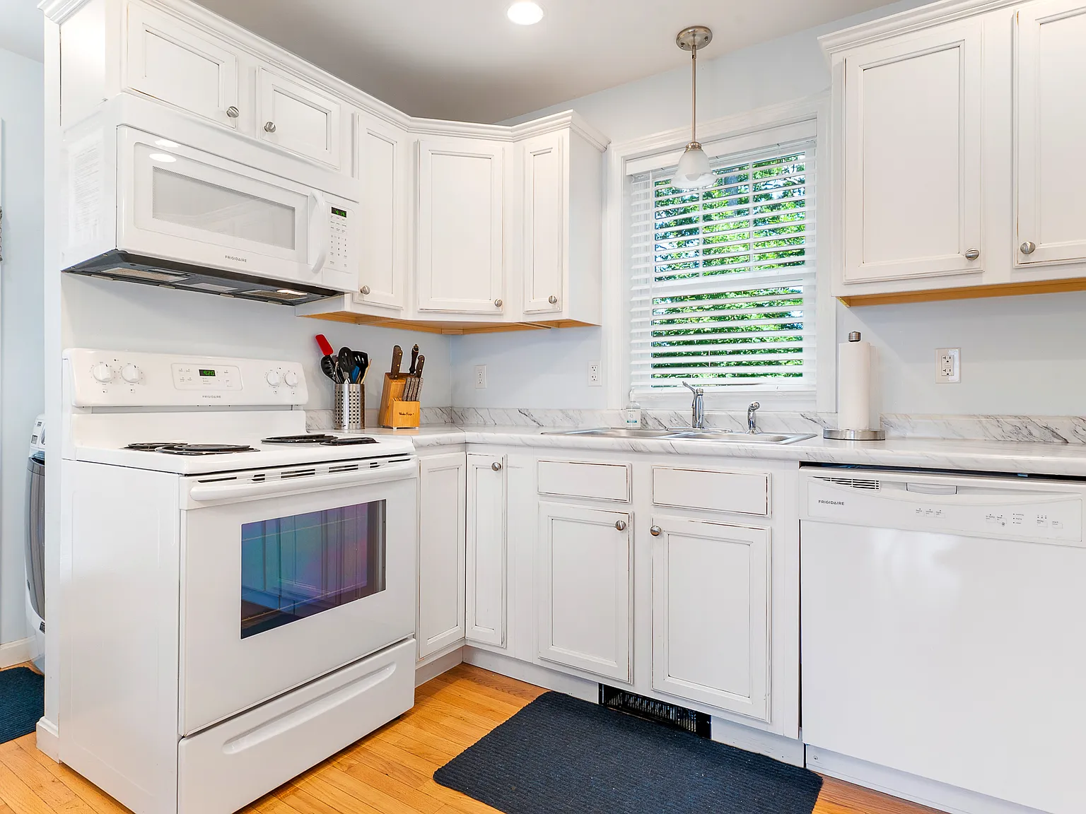 2 bed, 640 sqft, $2,000 — Photo 3