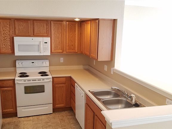 4th image of 2404 Westridge Dr