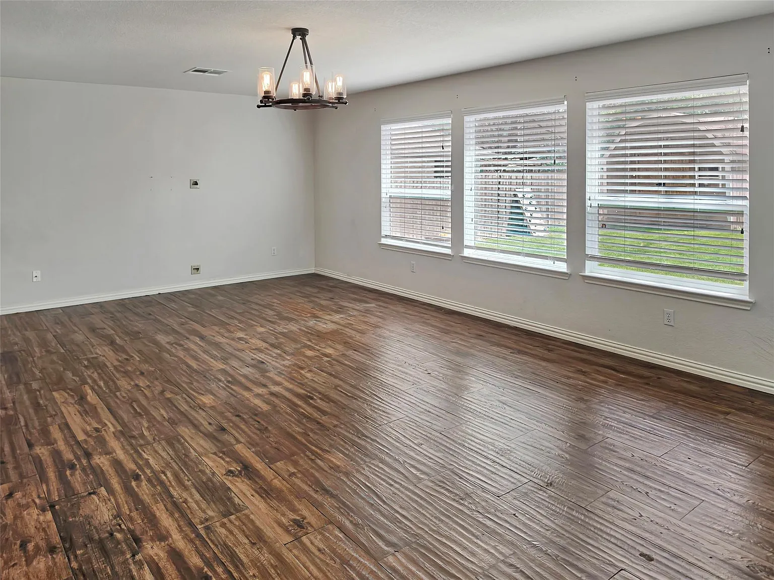 3 bed, 2.0 bath, 2073 sqft, $3,000 — Photo 4