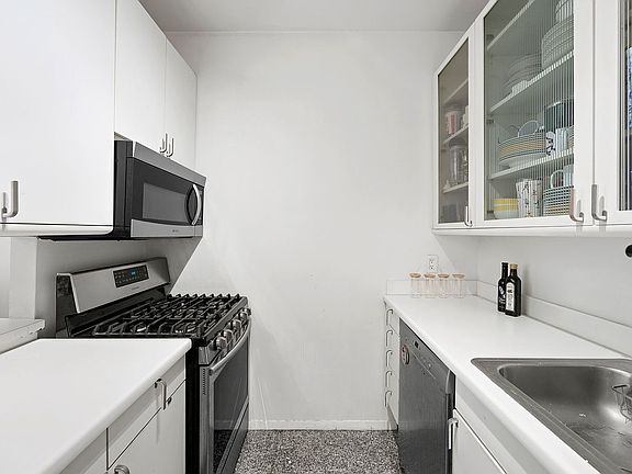 4th image of 301 W 57th St APT 9B