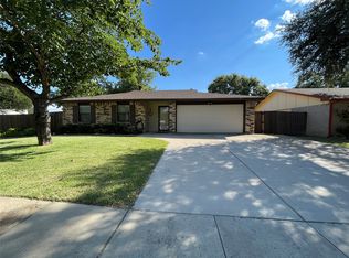 725 Parkvale Ln, Grand Prairie, TX 75052