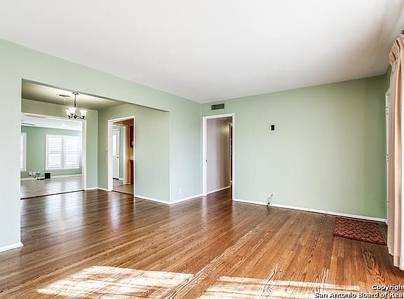 5th image of 111 E Crestline Dr