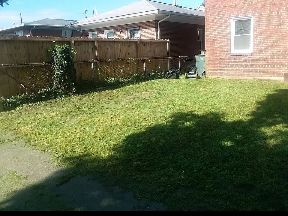 2nd image of 907 47th Pl NE APT 1