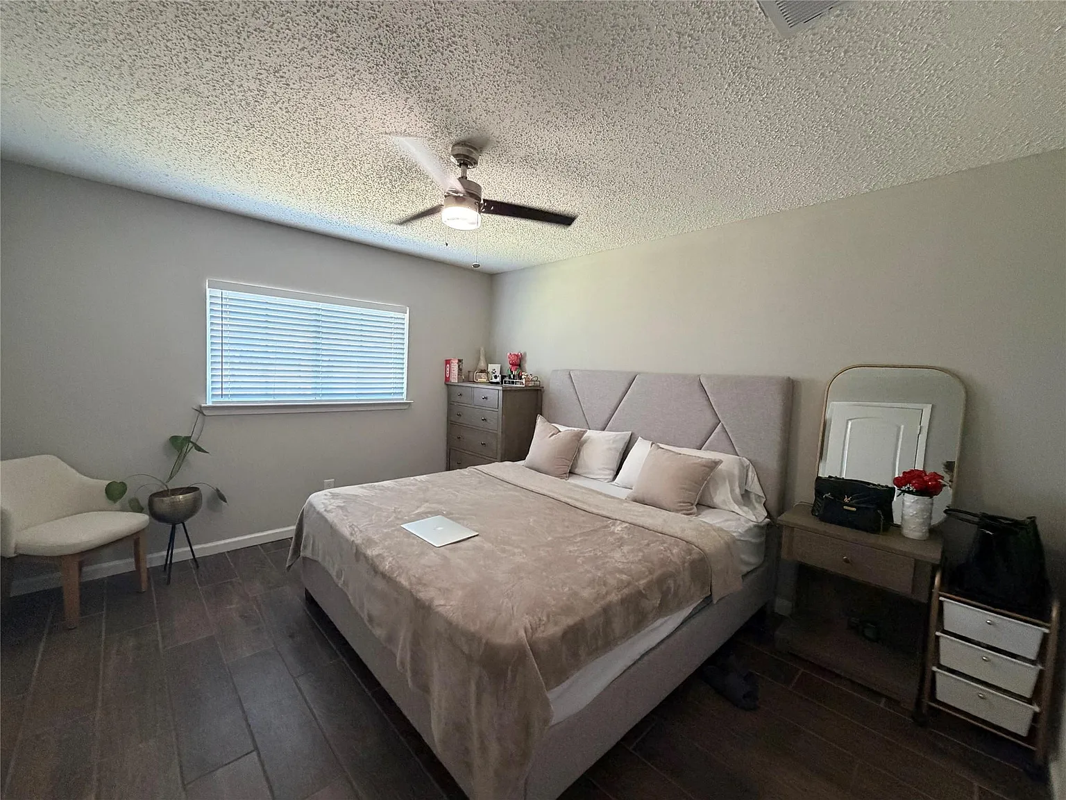 2 bed, 1.0 bath, 886 sqft, $1,595 — Photo 4