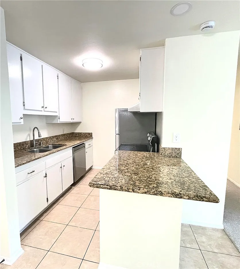2 bed, 951 sqft, $3,000 — Photo 3