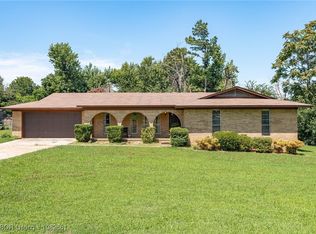 907 N 9th St, Van Buren, AR 72956